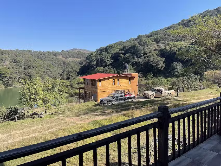 Caba&ntilde;a del Lago