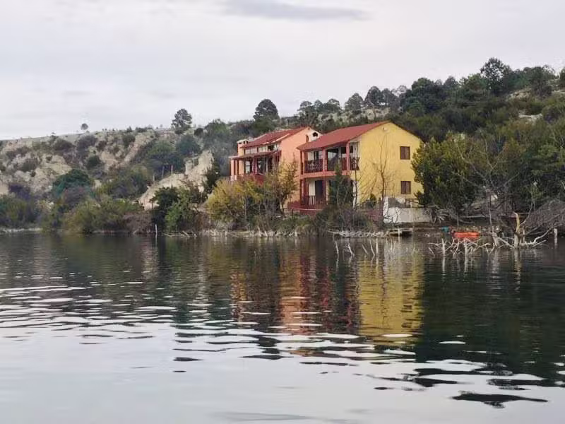 Caba&ntilde;as Laguna Azul