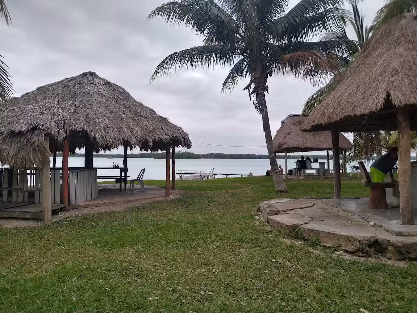 Caba&ntilde;as Laguna Milagros