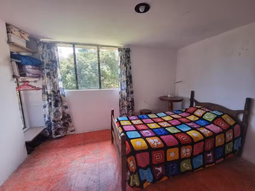 C&aacute;lida habitaci&oacute;n en casa hogare&ntilde;a. Ambiente familiar.