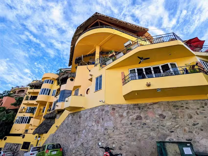 Casa Isabel Hotel & Restaurant