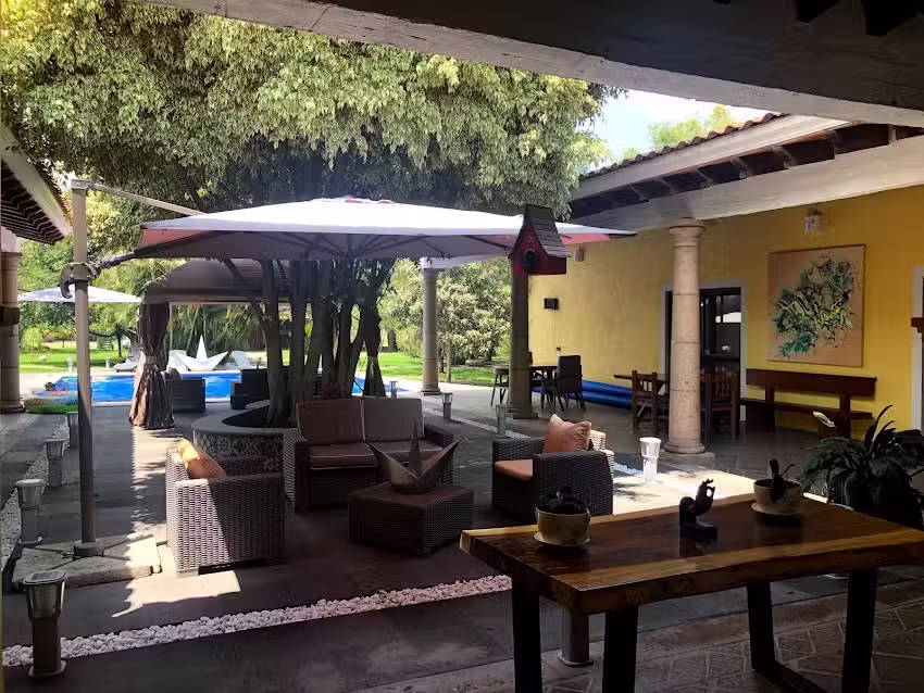 El Jard&iacute;n De En Medio