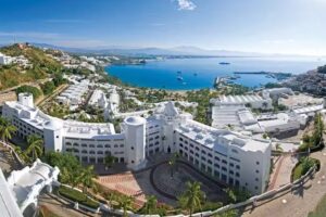 Hotel Las Hadas by Brisas