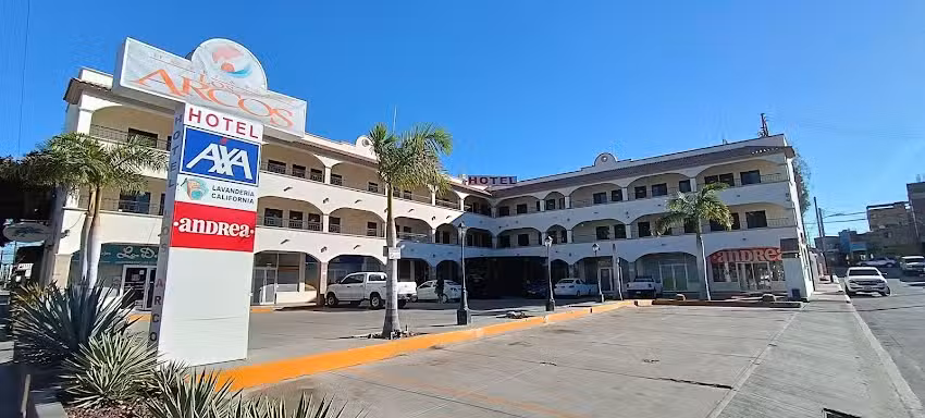 Hotel & Plaza Los Arcos