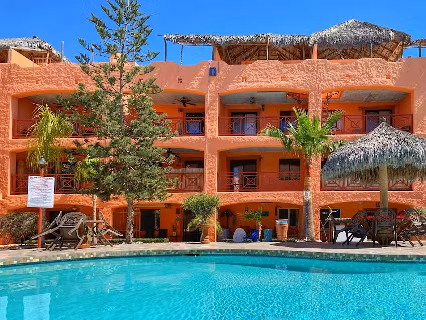 Hotel y Alberca P&uacute;blica El Pueblo Condominiums