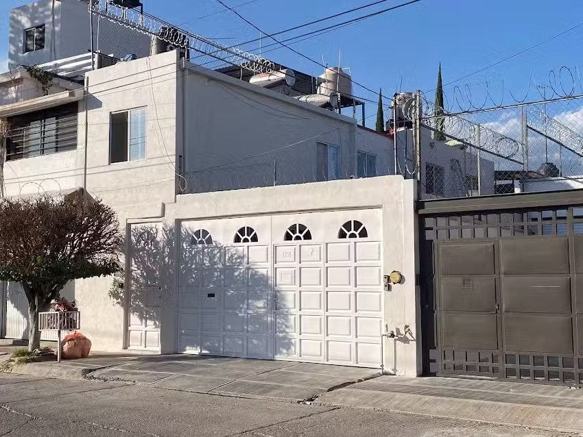 Hotel Yapa. Se renta para grupos unicamente, capacidad para 20 personas. 8 habitaciones. A 5 min Poliforum