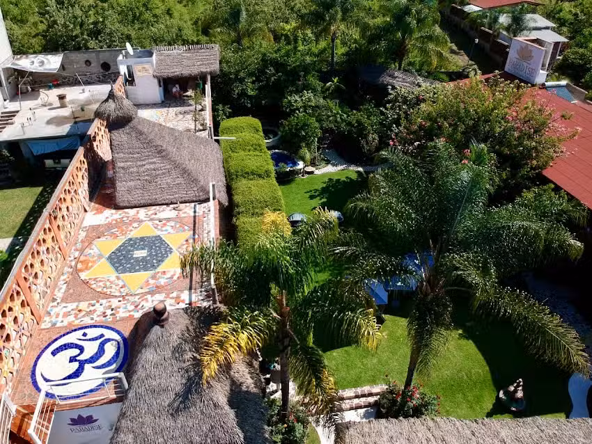 Paradise Boutique & Lounge