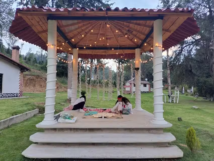 Rancho/ caba&ntilde;as LAS AZALEAS y Estacionamiento/pensi&oacute;n Oficial Luci&eacute;rnagas